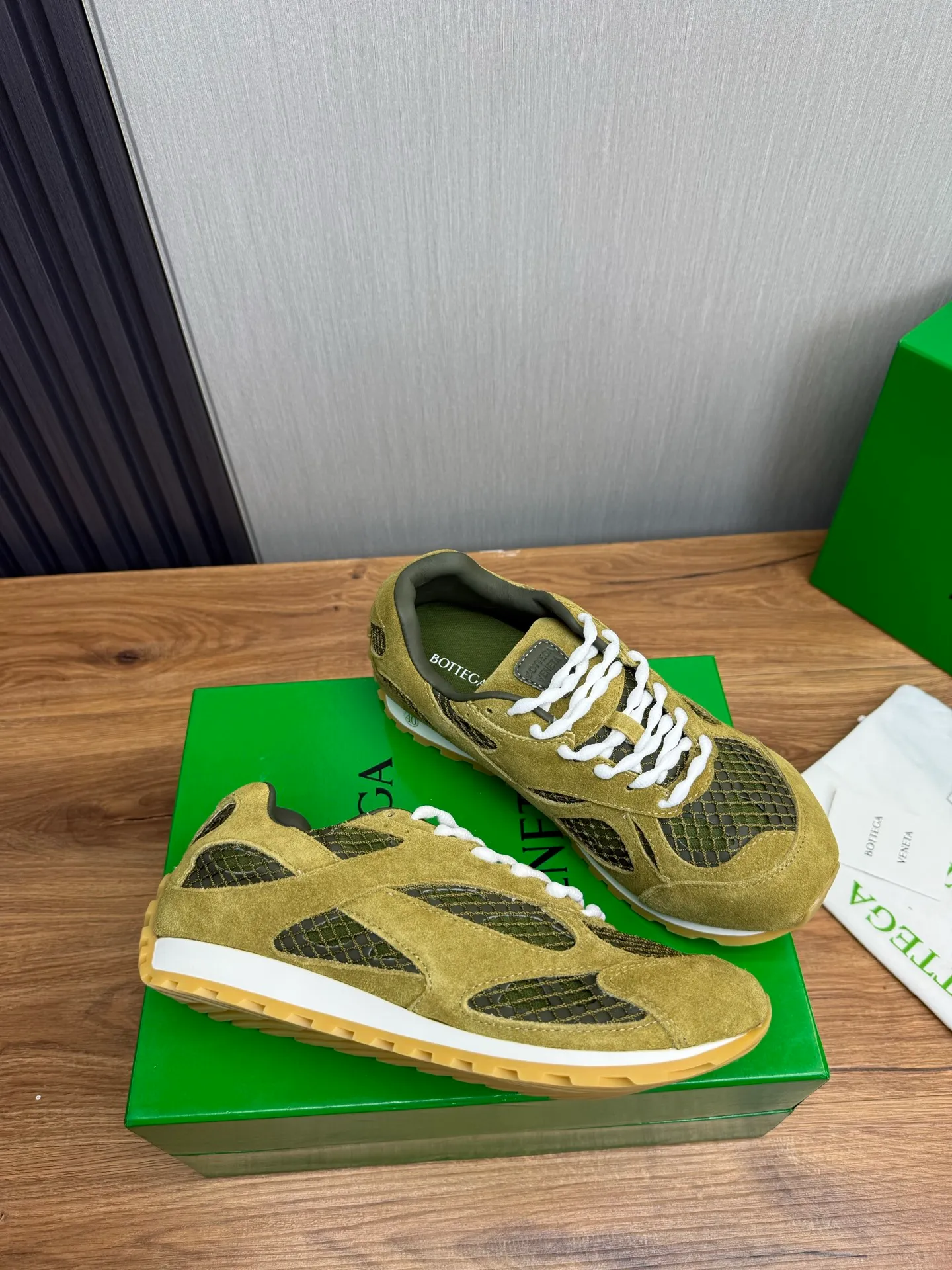 Men's men's shoes 💰660💰Pili BV top version 𝘽𝙊𝙏𝙏𝙀𝙂𝘼 𝙑𝙀𝙉𝙀𝙏𝘼 Orbit sneakers Wang Yibo same style couple style dad shoes 🩷💚 Runner sneakers, made of lightweight technical mesh fabric. Features a geometric patterned rubber outsole. Pay attention to the package craftsmanship ❕ High version shipping ❗️ Very nice, durable to play with and durable to make ✔️ Standard version 💯💯 The outsole is made of color-blocked TPU outsole. Women’s model 35-41 (40 41 customized) Men’s model 39-46 (45.46 customized) Equipped with original packaging